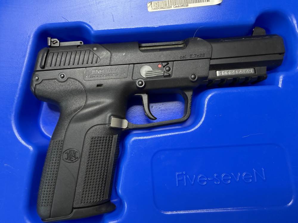 LNIB FNH Five Seven 5.7x28 black w/ 3 mags NICE! Trades!-img-3