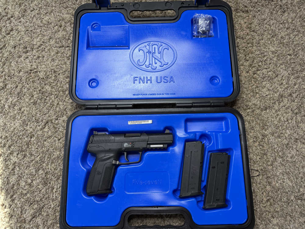 LNIB FNH Five Seven 5.7x28 black w/ 3 mags NICE! Trades!-img-1