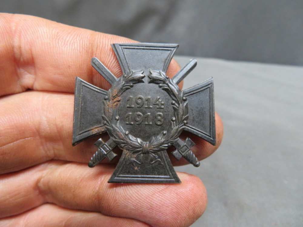 PRE WWII GERMAN 1914-1918 HONOR CROSS W/ SWORDS-UNUSUAL PINBACK-img-0