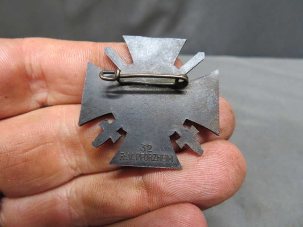 PRE WWII GERMAN 1914-1918 HONOR CROSS W/ SWORDS-UNUSUAL PINBACK-img-1