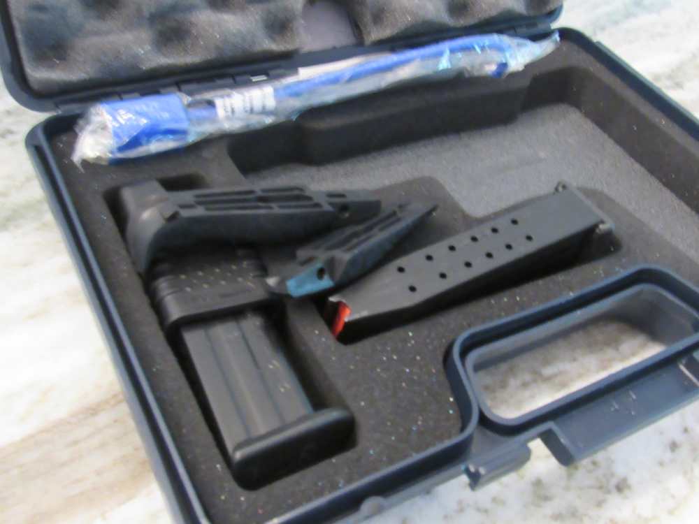 Walther Arms PPQ M2 9MM 4"Brl Night Sights w/3 Mags in Box No Reserve-img-25
