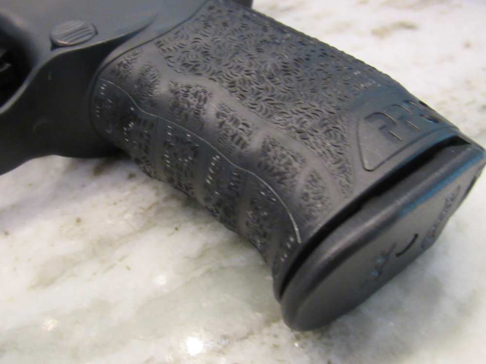 Walther Arms PPQ M2 9MM 4"Brl Night Sights w/3 Mags in Box No Reserve-img-10