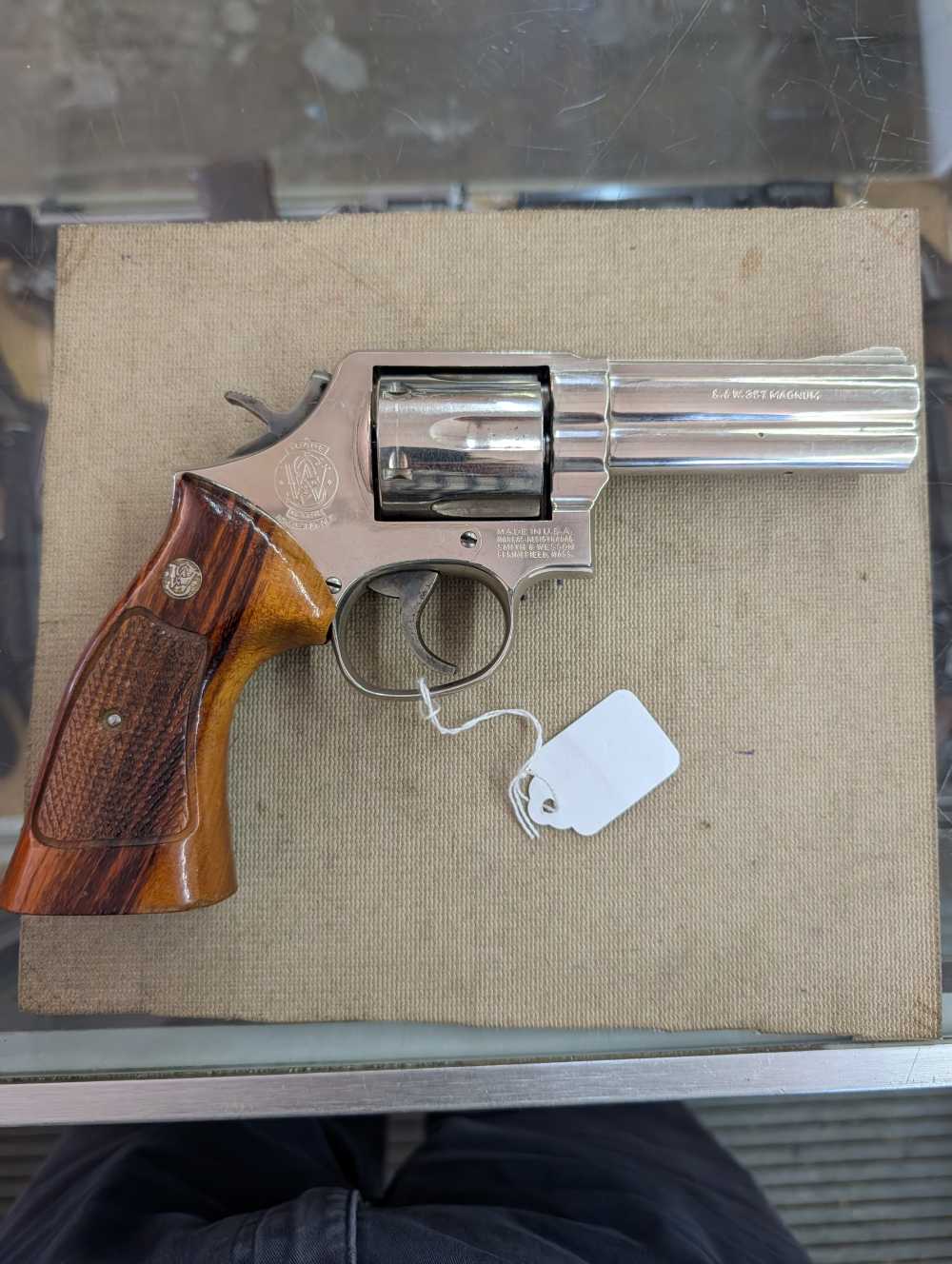 Smith & wesson 581 nickel 357 magnum revolver -img-1