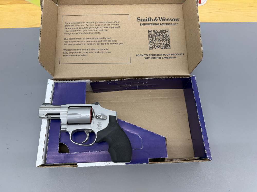LIGHTLY USED Smith & Wesson Model 940 Concealed Carry Revolver in 9mm-img-0