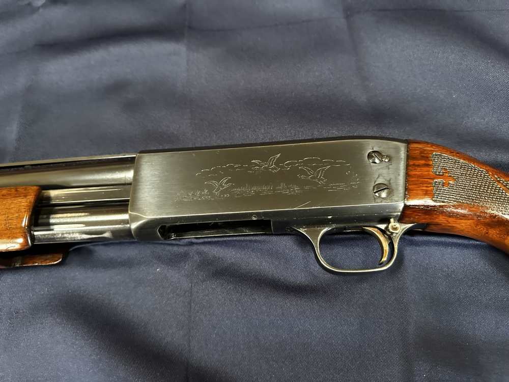 1969 Ithaca Model 37 Featherlight 12-gauge pump action shotgun-img-7