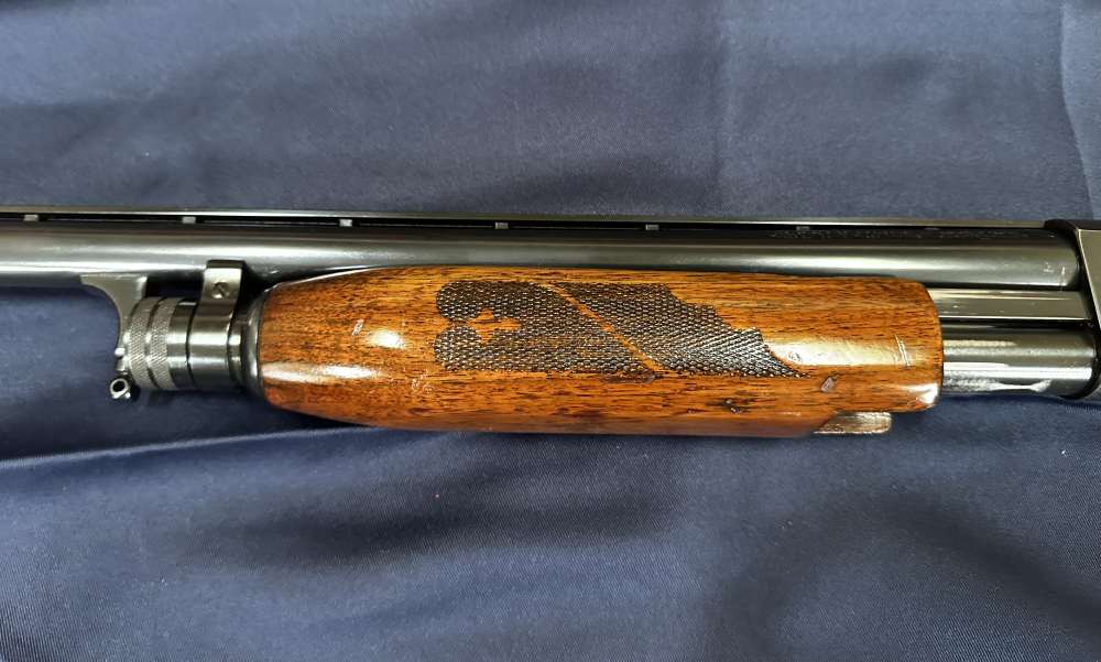1969 Ithaca Model 37 Featherlight 12-gauge pump action shotgun-img-6