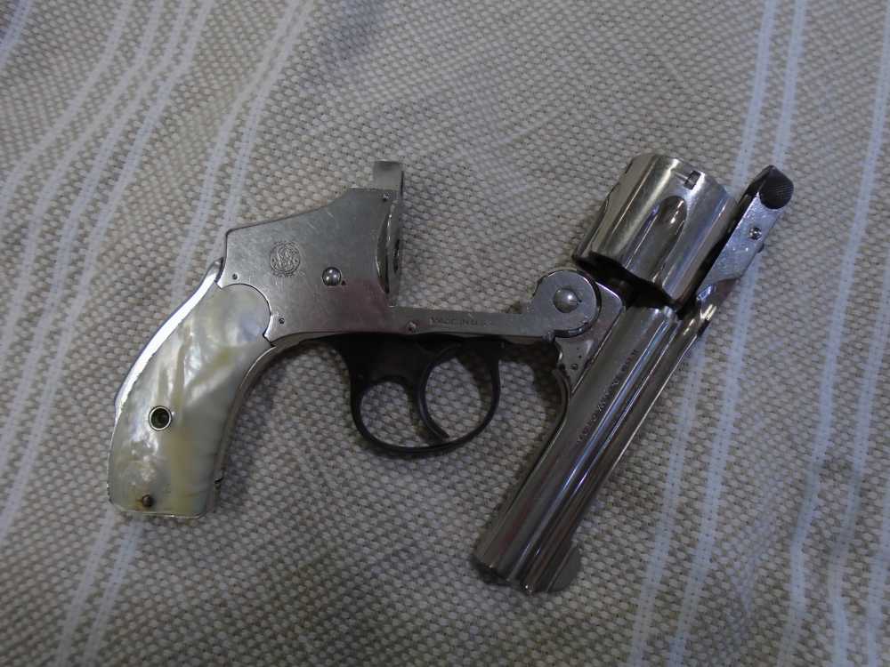 Smith & Wesson safety hammerless 5th model .38s&w nickel pearl grips -img-2