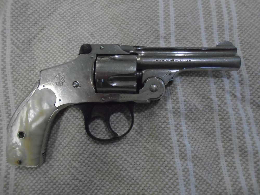 Smith & Wesson safety hammerless 5th model .38s&w nickel pearl grips -img-0