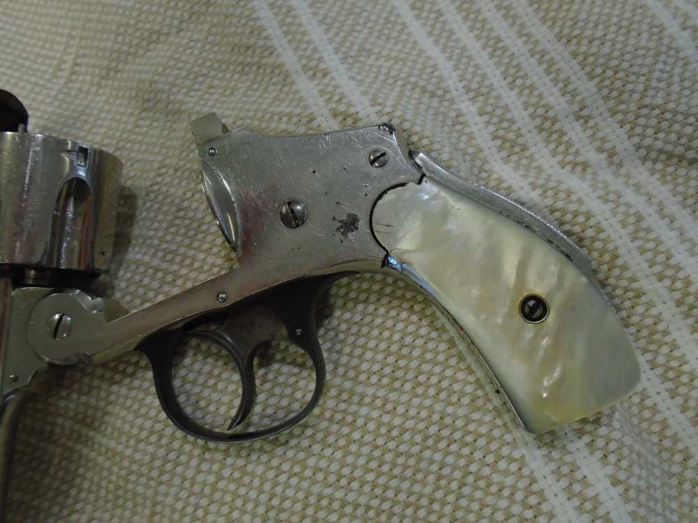 Smith & Wesson safety hammerless 5th model .38s&w nickel pearl grips -img-3