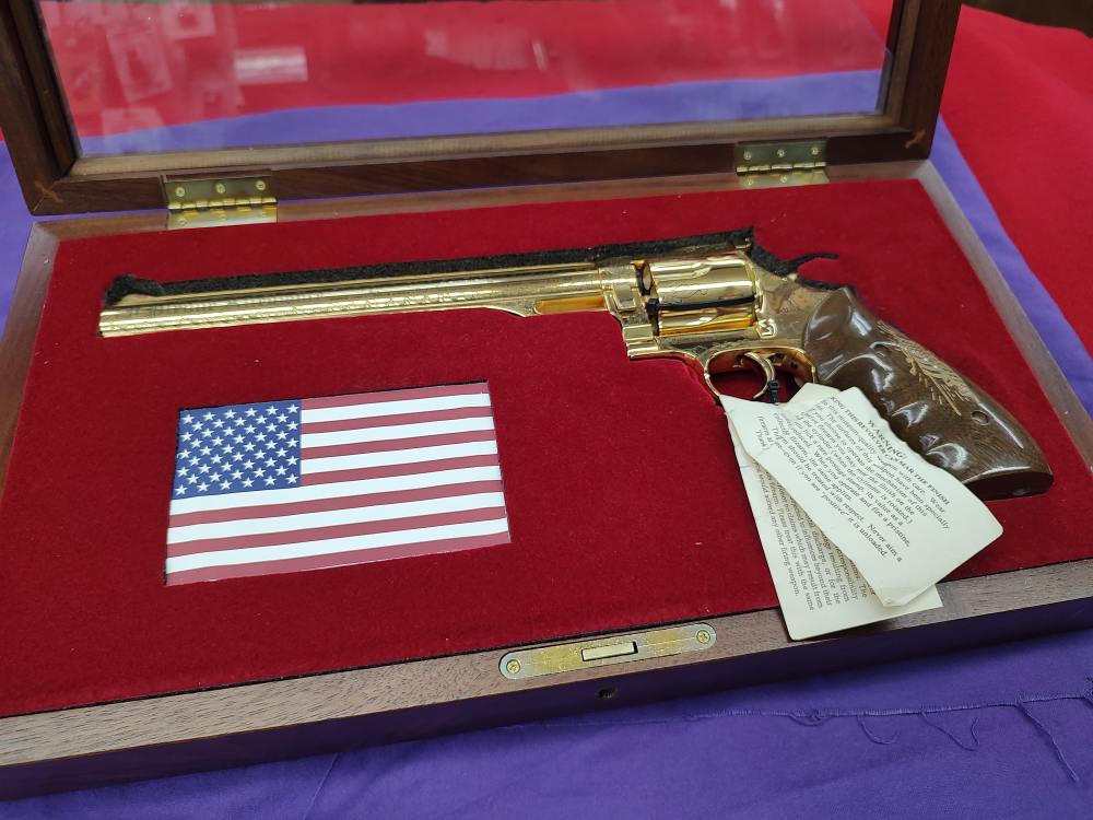 Dan Wesson  American Historical Gold 24KT  Plated  44 Magnum-img-3