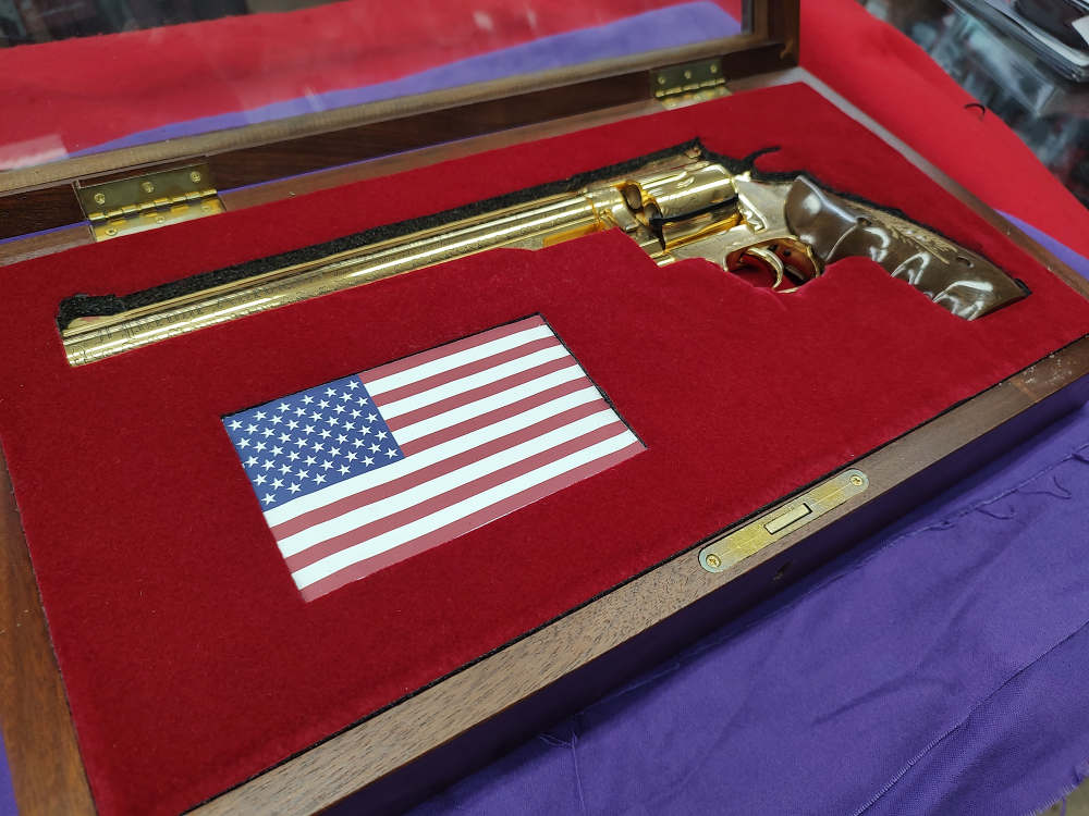 Dan Wesson  American Historical Gold 24KT  Plated  44 Magnum-img-2