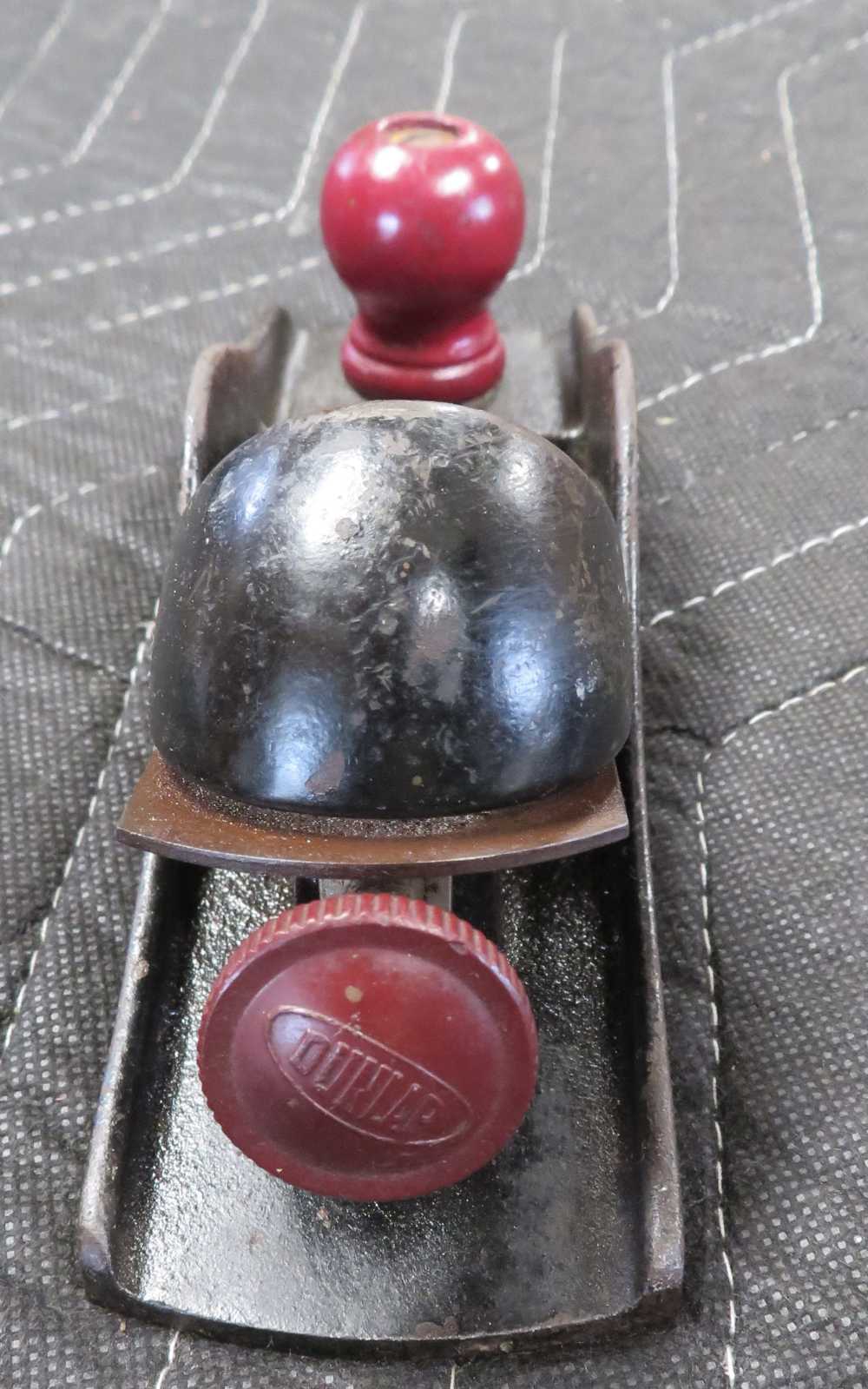 A vintage red handle Dunlap seven-inch woodworking plane -img-1