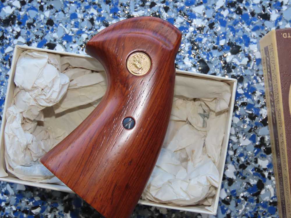 Beautiful Smooth Wood COLT PYTHON Grips  Art  Jewel Eagle Box No Reserve-img-6