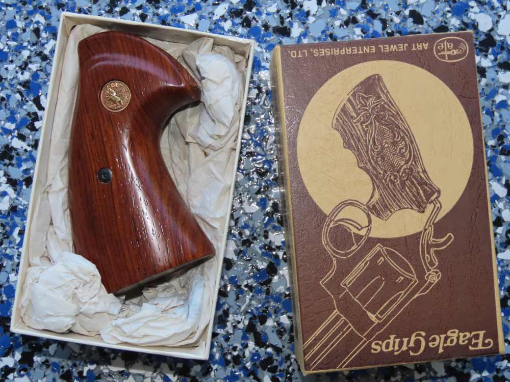 Beautiful Smooth Wood COLT PYTHON Grips  Art  Jewel Eagle Box No Reserve-img-0
