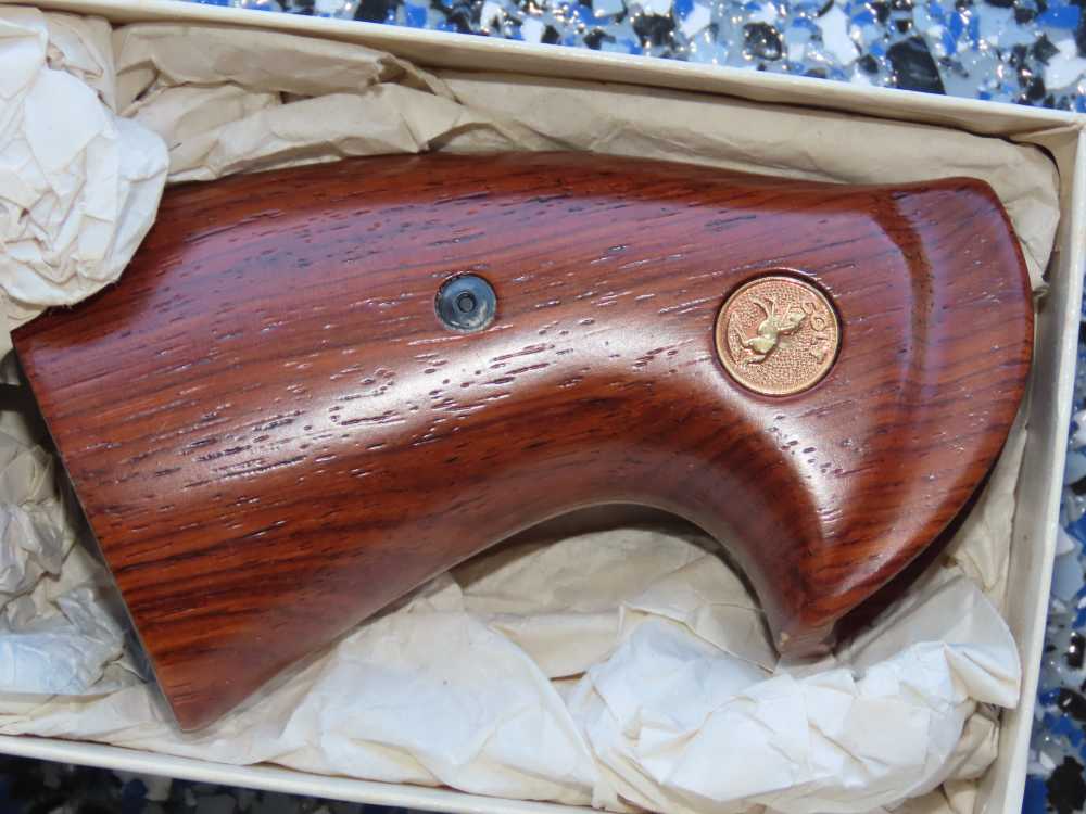 Beautiful Smooth Wood COLT PYTHON Grips  Art  Jewel Eagle Box No Reserve-img-5