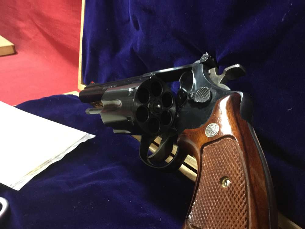Smith & Wesson model 29-2 W/ Display Box-img-3