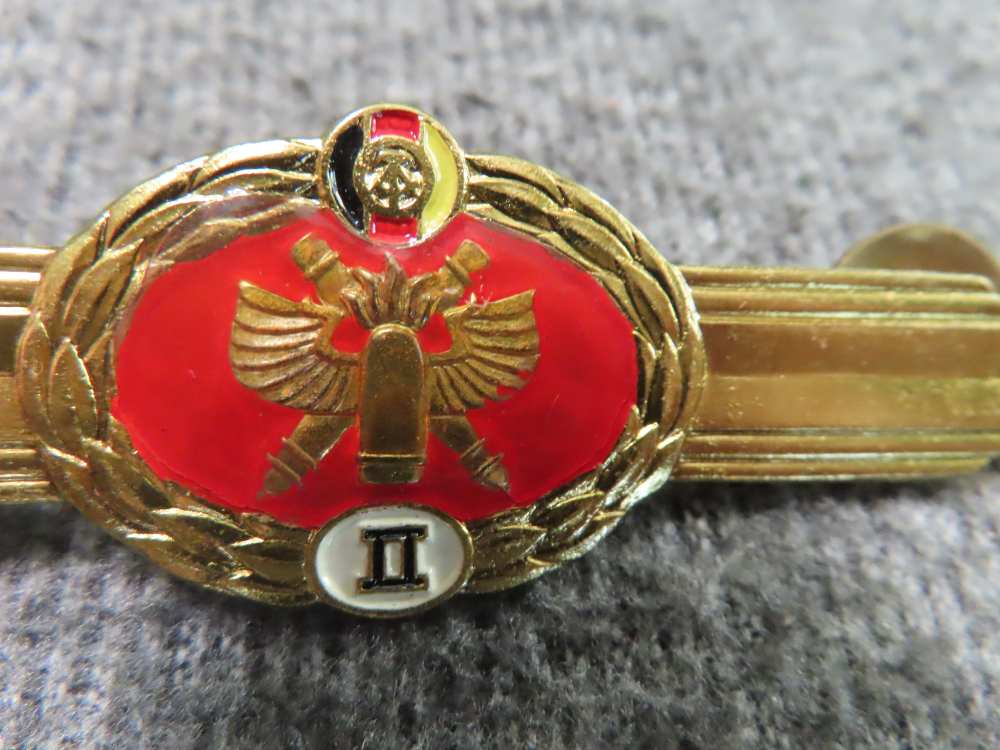 34 PIECE SOVIET RUSSIAN AND EAST GERMAN MILITARY PATCHES, COLLAR TABS-img-25