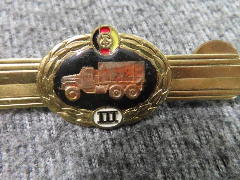 34 PIECE SOVIET RUSSIAN AND EAST GERMAN MILITARY PATCHES, COLLAR TABS-img-22