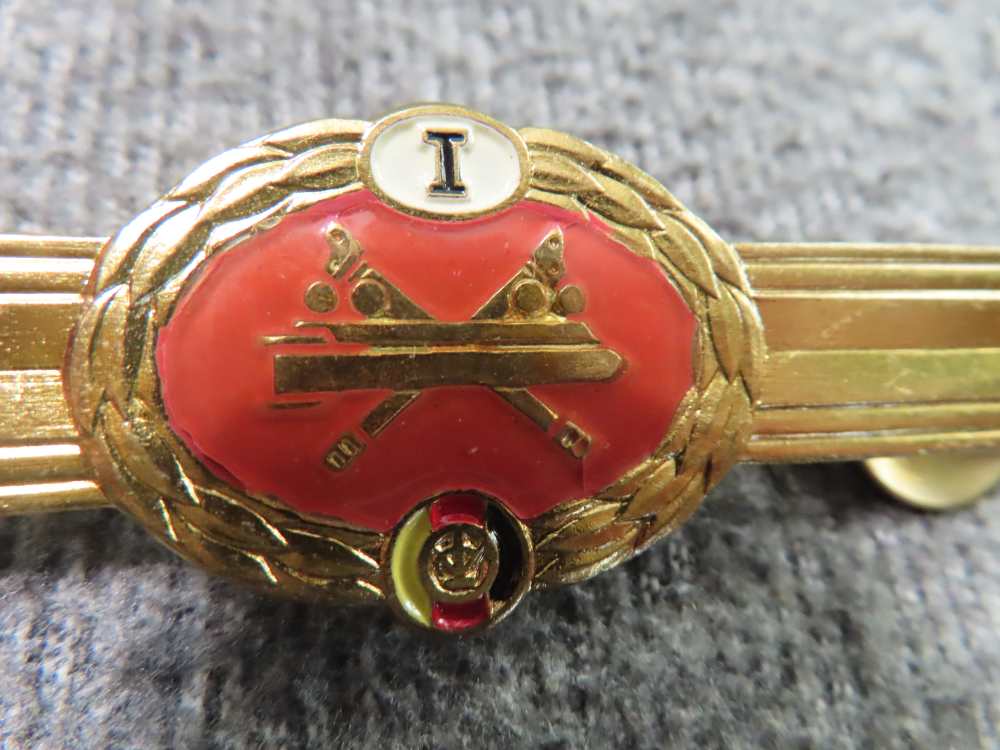 34 PIECE SOVIET RUSSIAN AND EAST GERMAN MILITARY PATCHES, COLLAR TABS-img-21