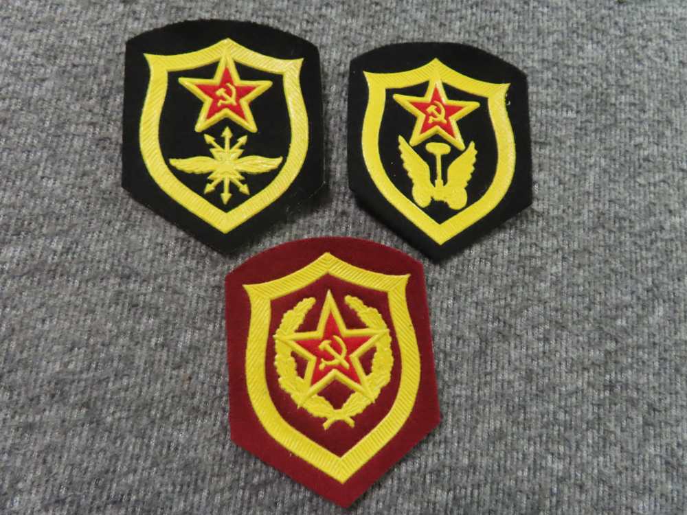 34 PIECE SOVIET RUSSIAN AND EAST GERMAN MILITARY PATCHES, COLLAR TABS-img-9