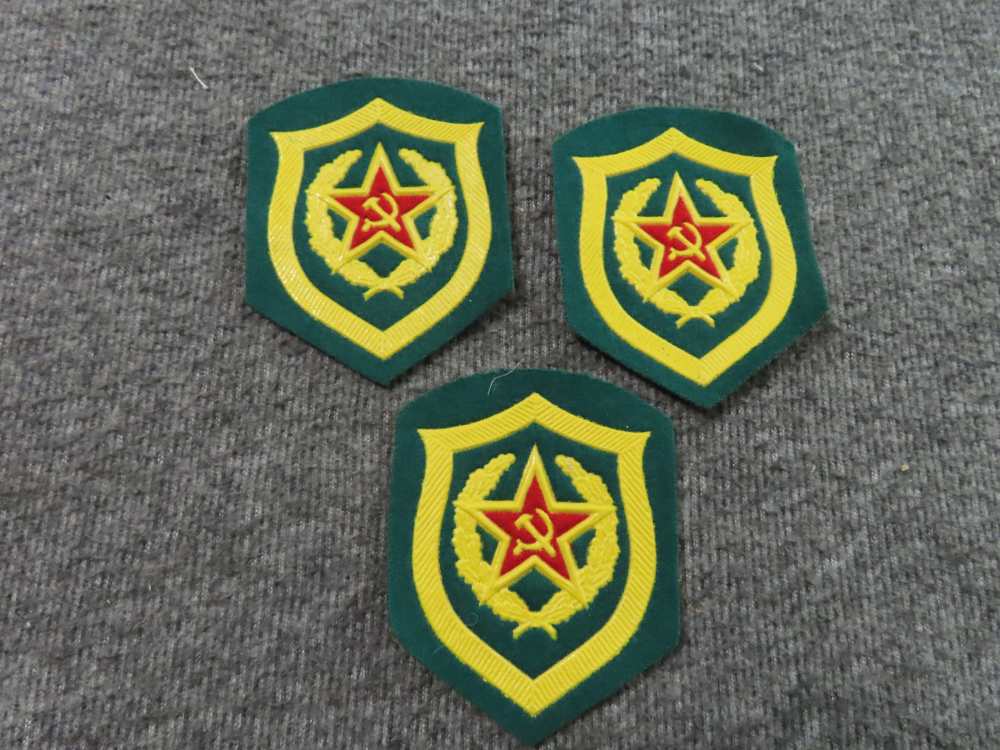 34 PIECE SOVIET RUSSIAN AND EAST GERMAN MILITARY PATCHES, COLLAR TABS-img-7