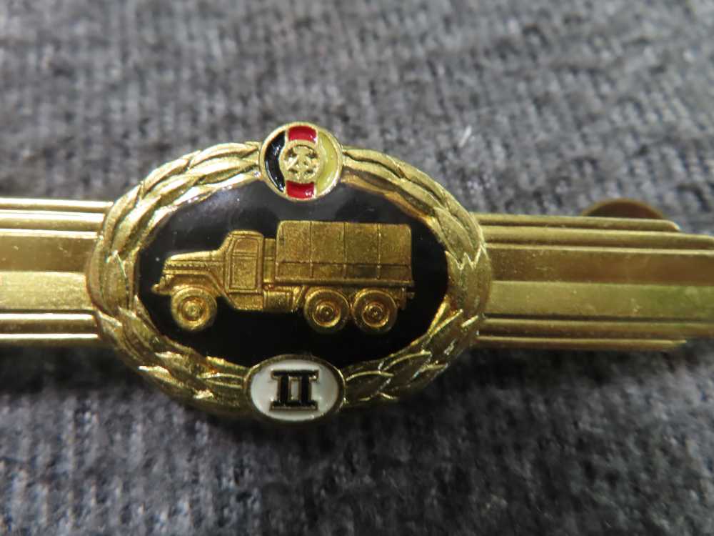 34 PIECE SOVIET RUSSIAN AND EAST GERMAN MILITARY PATCHES, COLLAR TABS-img-23