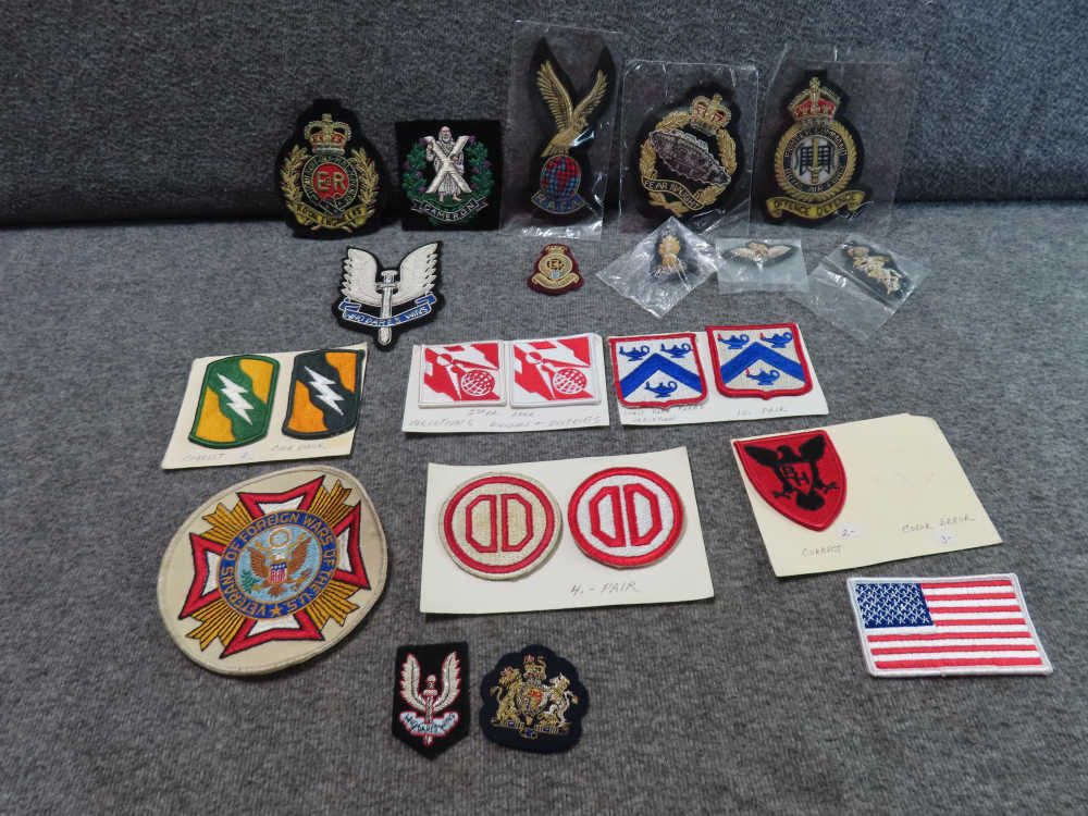 10 AMERICAN AND 12 BRITISH PATCHES, ALL CURRENT ISSUE AND IN EXCELLENT COND-img-0