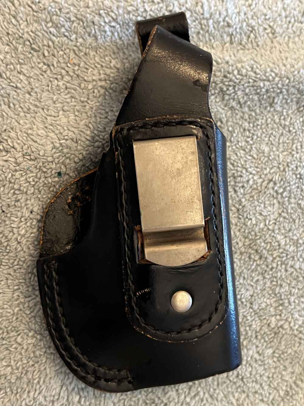 VINTAGE SMALL UNKNOWN BLACK LEATHER CLIP HOLSTER-img-1