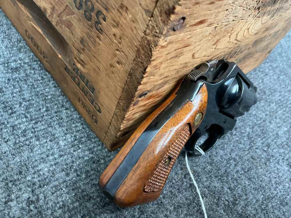 Vintage Smith & Wesson model 36 2" .38 spl W/ BOX * PENNY*-img-13