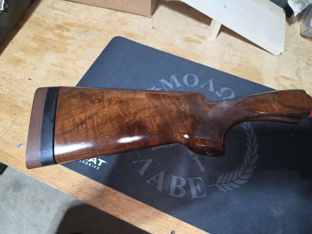 Beretta 680 series field stock.-img-1