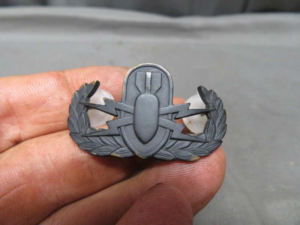 US MILITARY EOD EXPLOSIVE ORDNANCE DISPOSAL BADGE-img-0