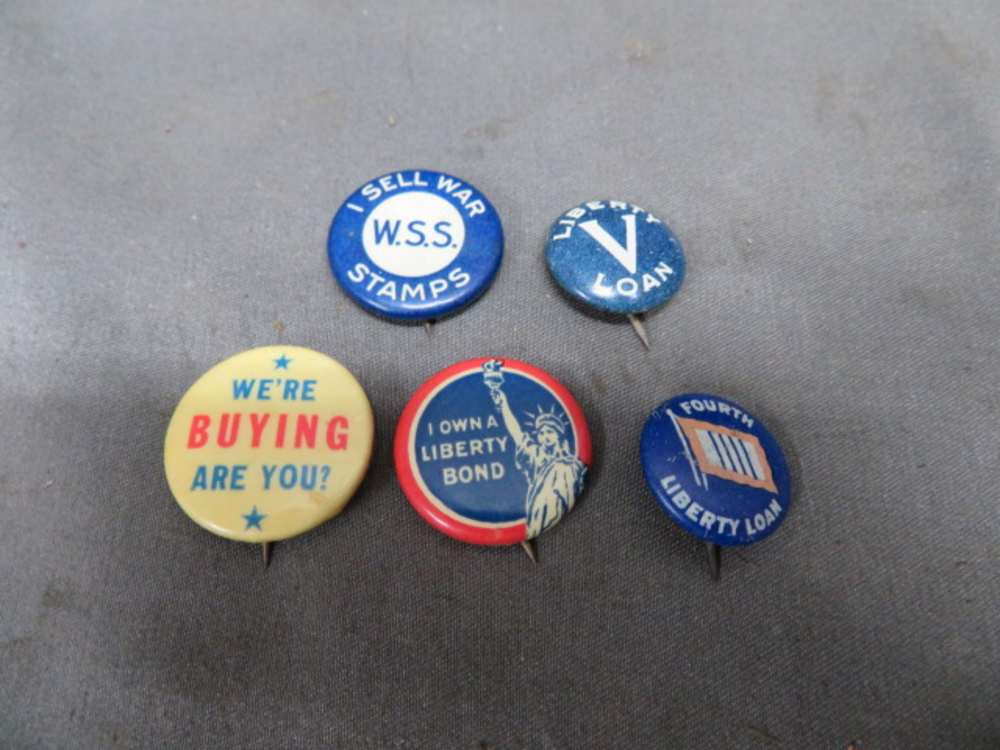 LOT OF 5 WWII AMERICAN WAR BOND BUTTONS PINS-img-0