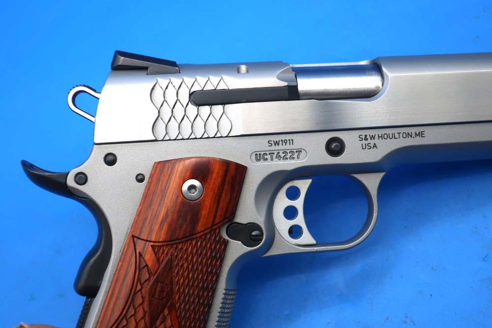Smith & Wesson SW1911 45ACP w/Case, Papers Excellent used ca. 2011 -img-13