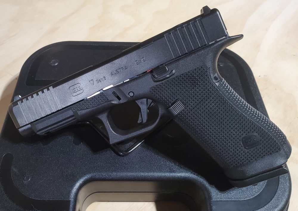 NEW Glock 17 Gen 6 W/Factory Case, 3 Mags, & Accessories -img-2