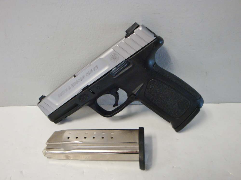 Smith & Wesson SD9VE 9MM Black & Stainless 2 16-Rd Mags - 99%-img-1