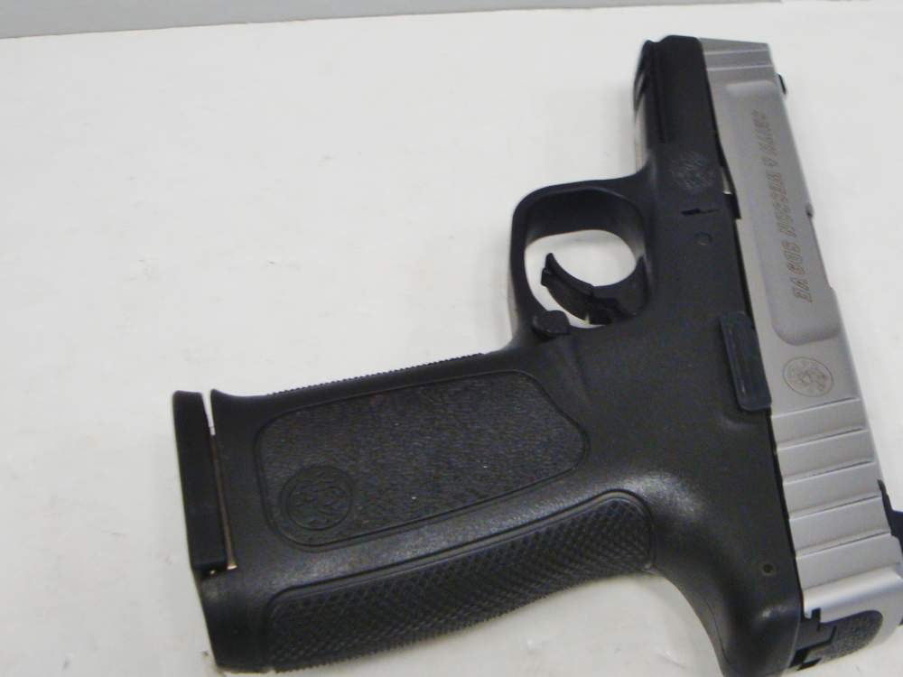 Smith & Wesson SD9VE 9MM Black & Stainless 2 16-Rd Mags - 99%-img-9