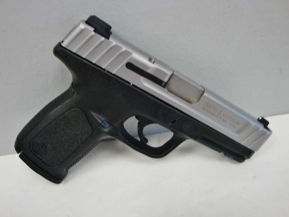 Smith & Wesson SD9VE 9MM Black & Stainless 2 16-Rd Mags - 99%-img-2
