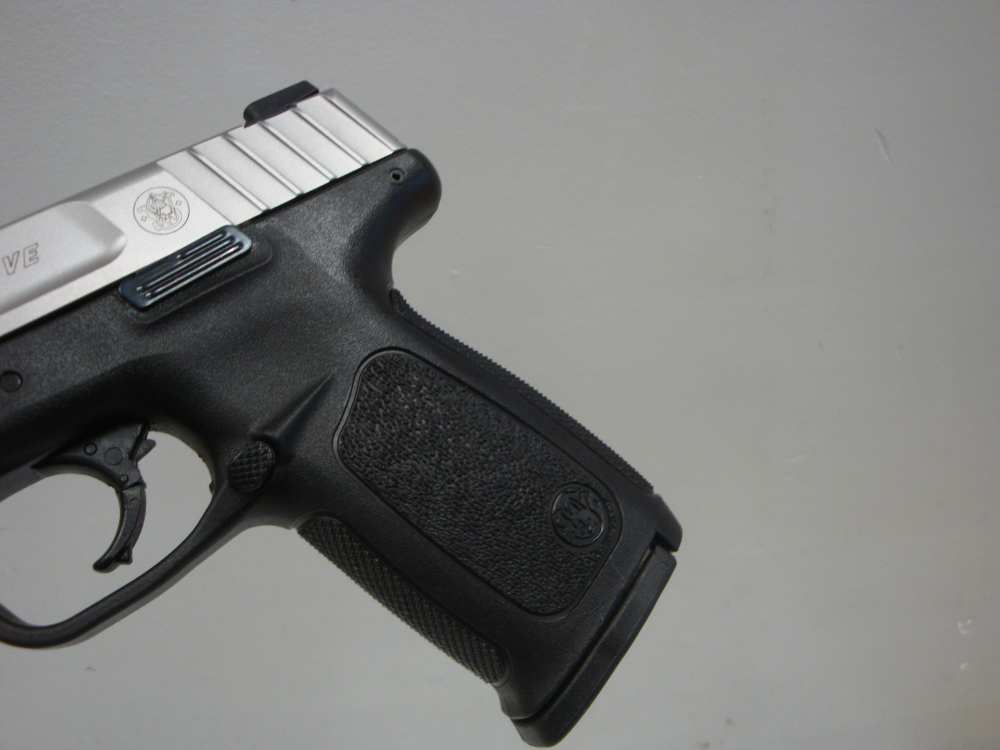 Smith & Wesson SD9VE 9MM Black & Stainless 2 16-Rd Mags - 99%-img-13
