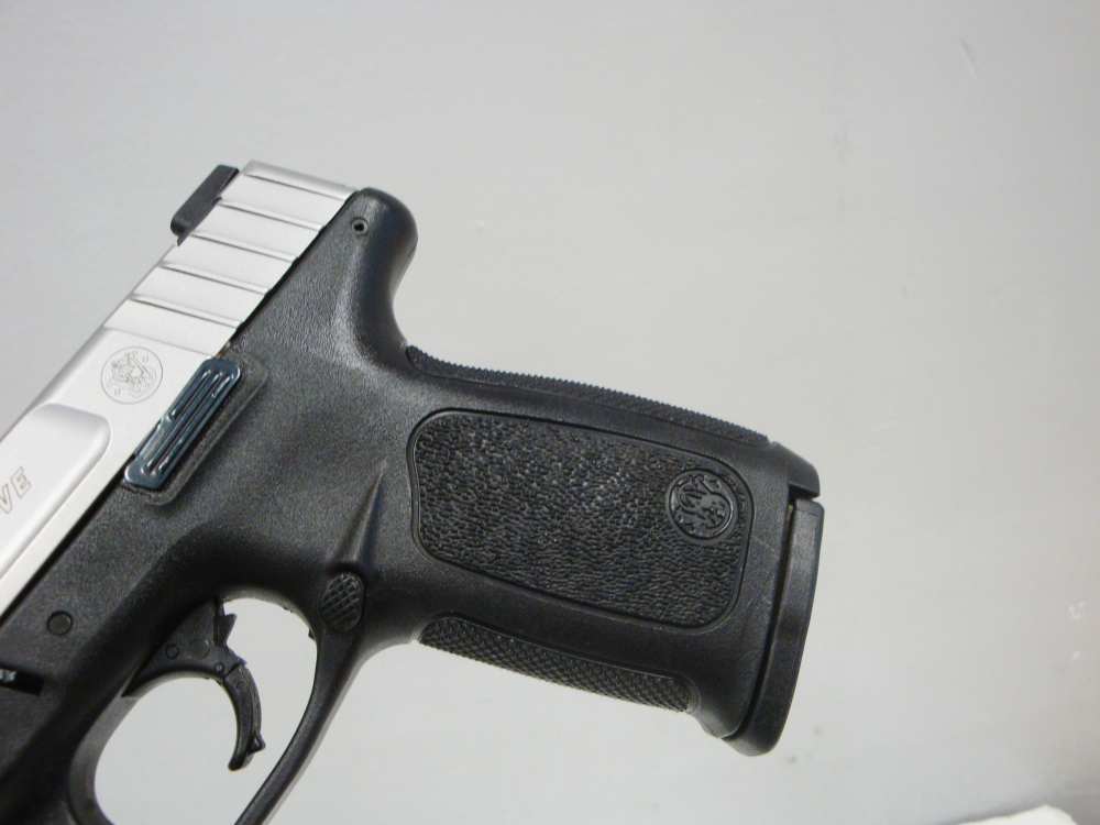 Smith & Wesson SD9VE 9MM Black & Stainless 2 16-Rd Mags - 99%-img-11