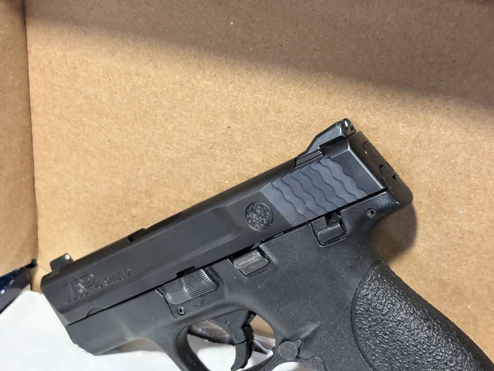 Smith and Wesson M&P M&P40 Shield .40 S&W W/ Orig Box & 2 mags-img-3