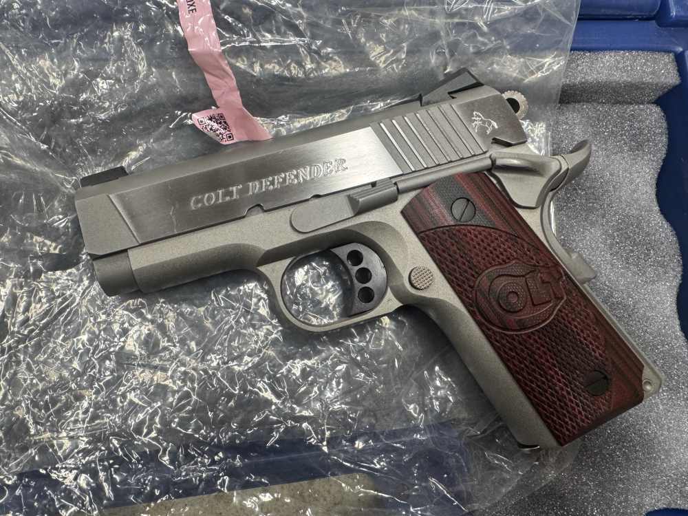 Colt Defender Lightweight stainless steel 45ACP DISPLAY MODEL WITH BOX-img-2