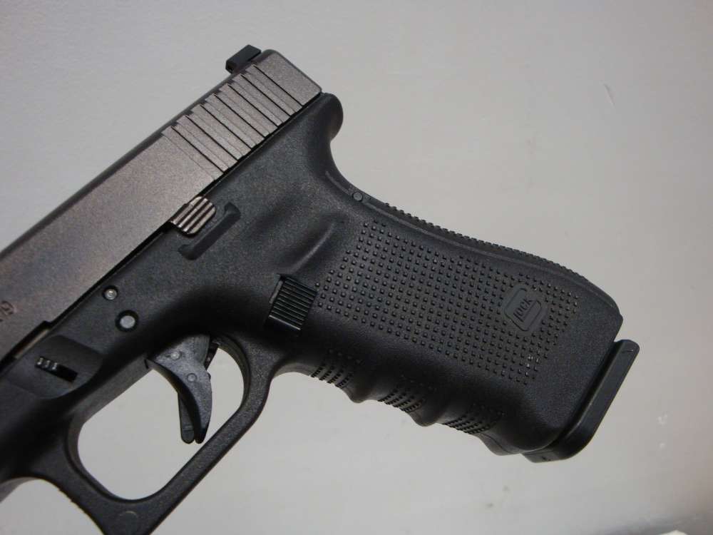 Glock 17 Gen4 9MM Pistol w/ 2 Hi-Cap Mags Trijicon Night Sights 99%-img-14