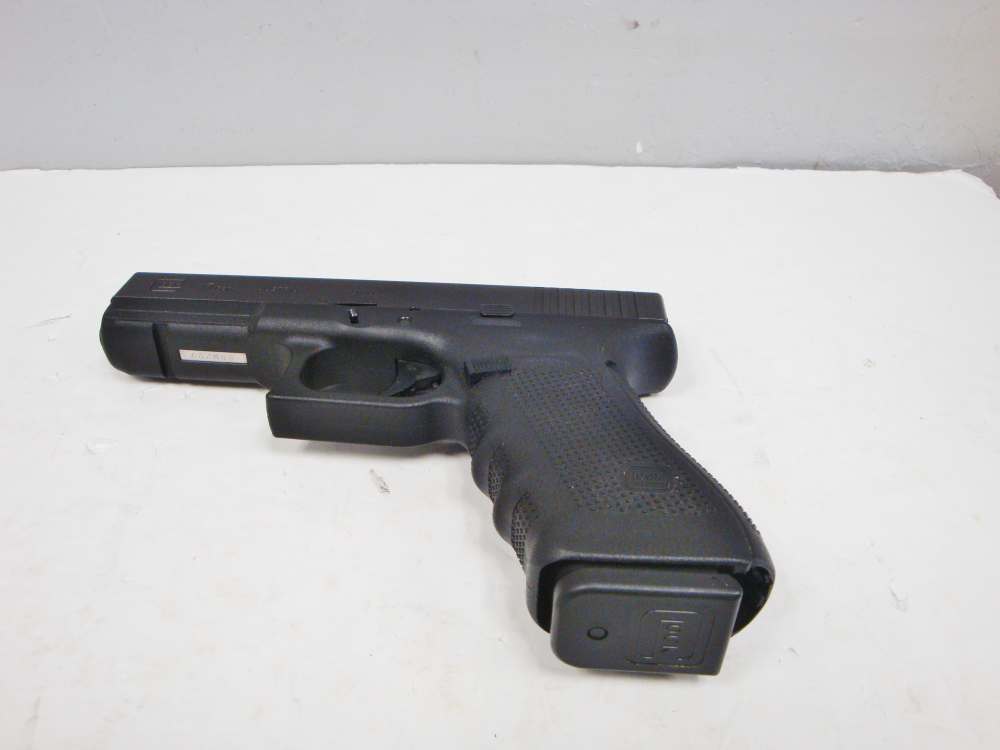 Glock 17 Gen4 9MM Pistol w/ 2 Hi-Cap Mags Trijicon Night Sights 99%-img-15