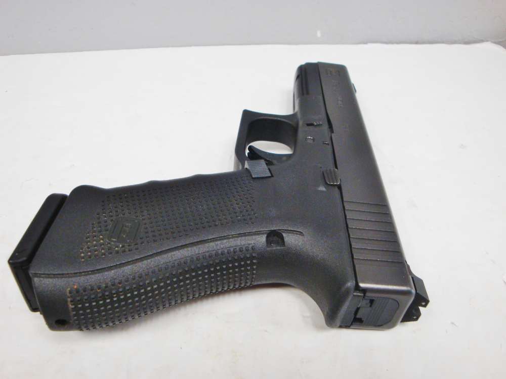 Glock 17 Gen4 9MM Pistol w/ 2 Hi-Cap Mags Trijicon Night Sights 99%-img-12