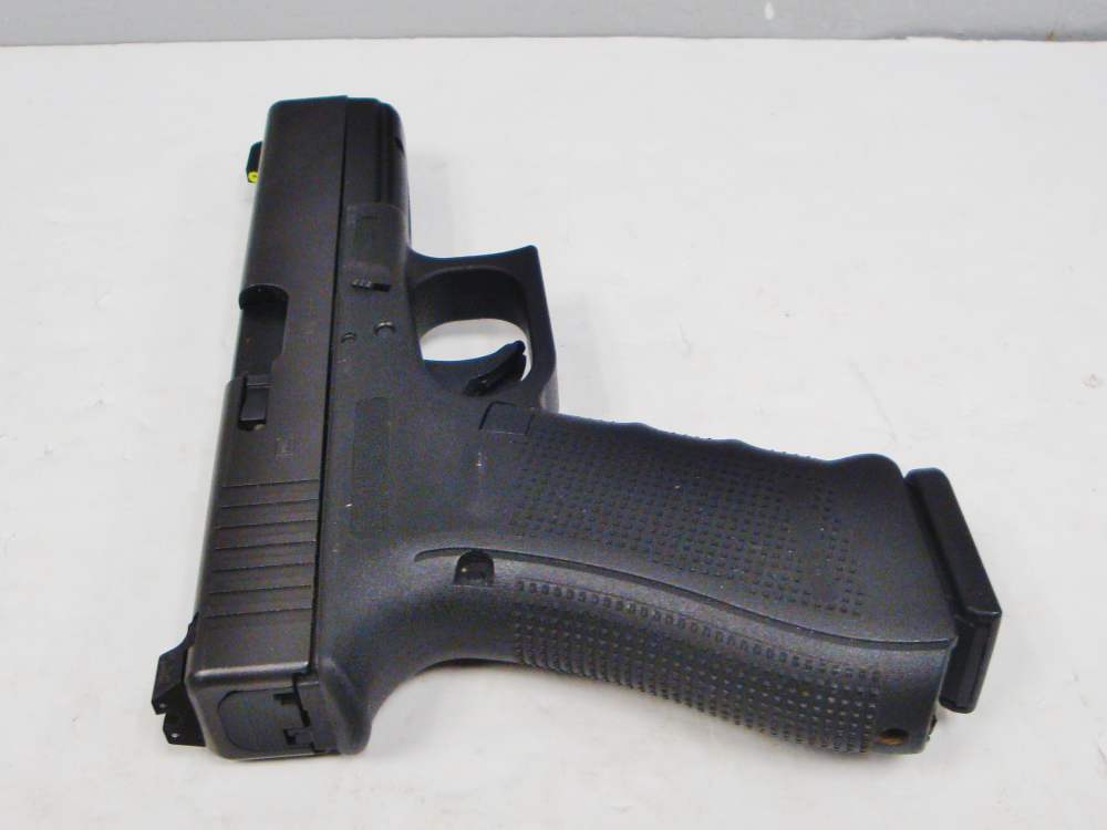 Glock 17 Gen4 9MM Pistol w/ 2 Hi-Cap Mags Trijicon Night Sights 99%-img-9