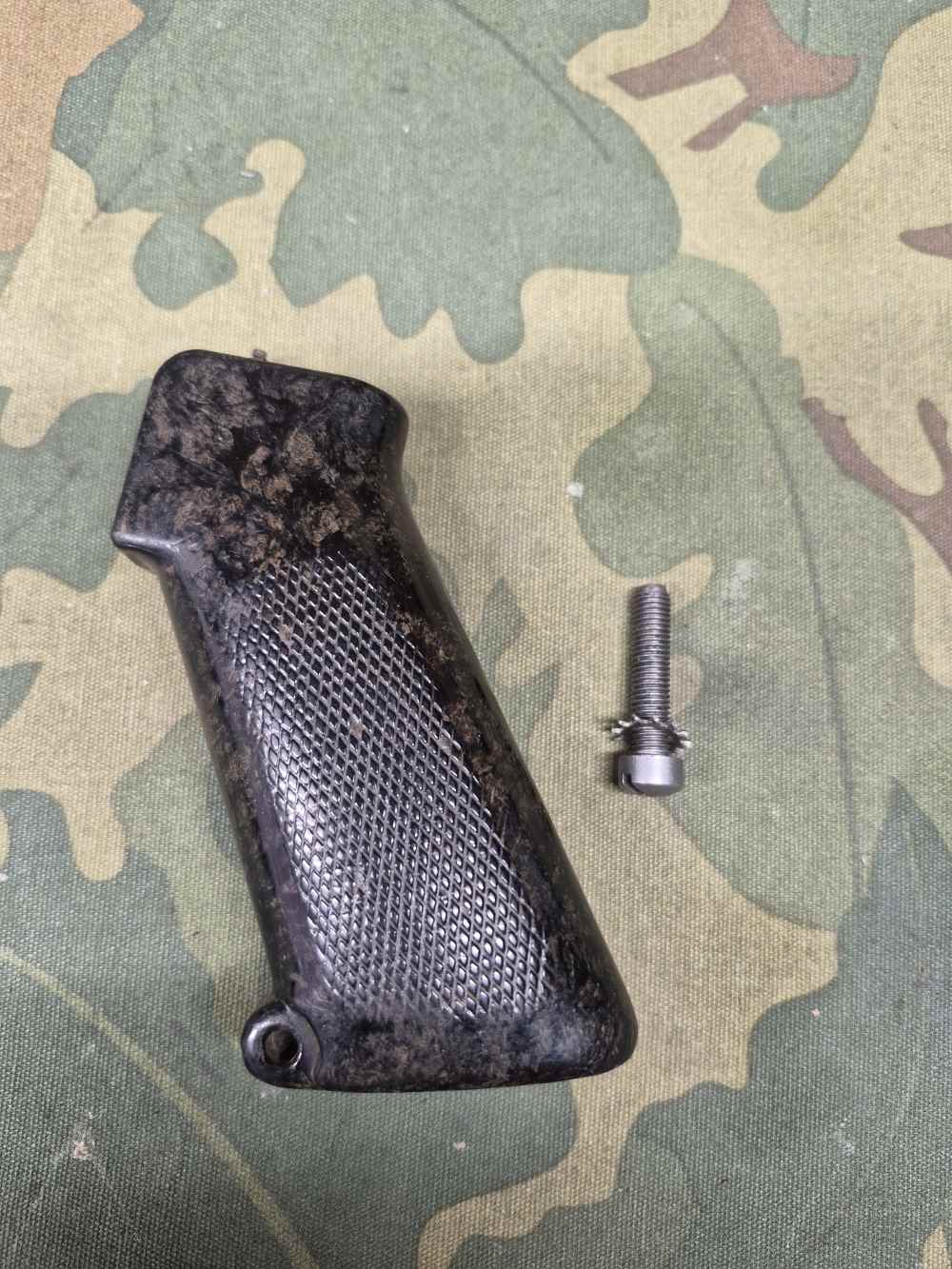 Early COLT XM16E1 M16A1 M16 Pistol Grip — Circa 1965 — Black Bakelite ! -img-1