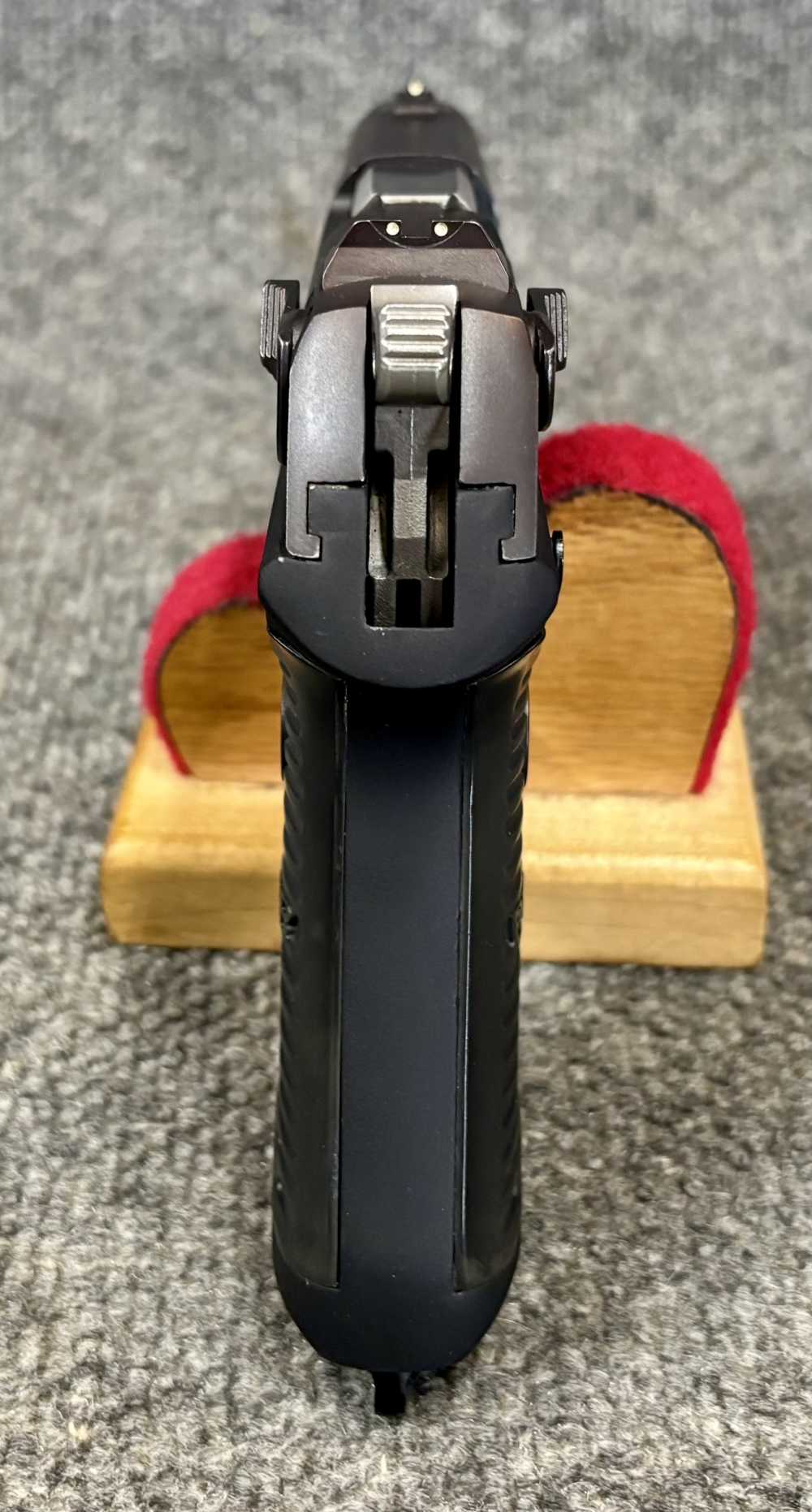 Ruger P89 vintage Ruger 9mm pistol with 1 mag and case-img-7