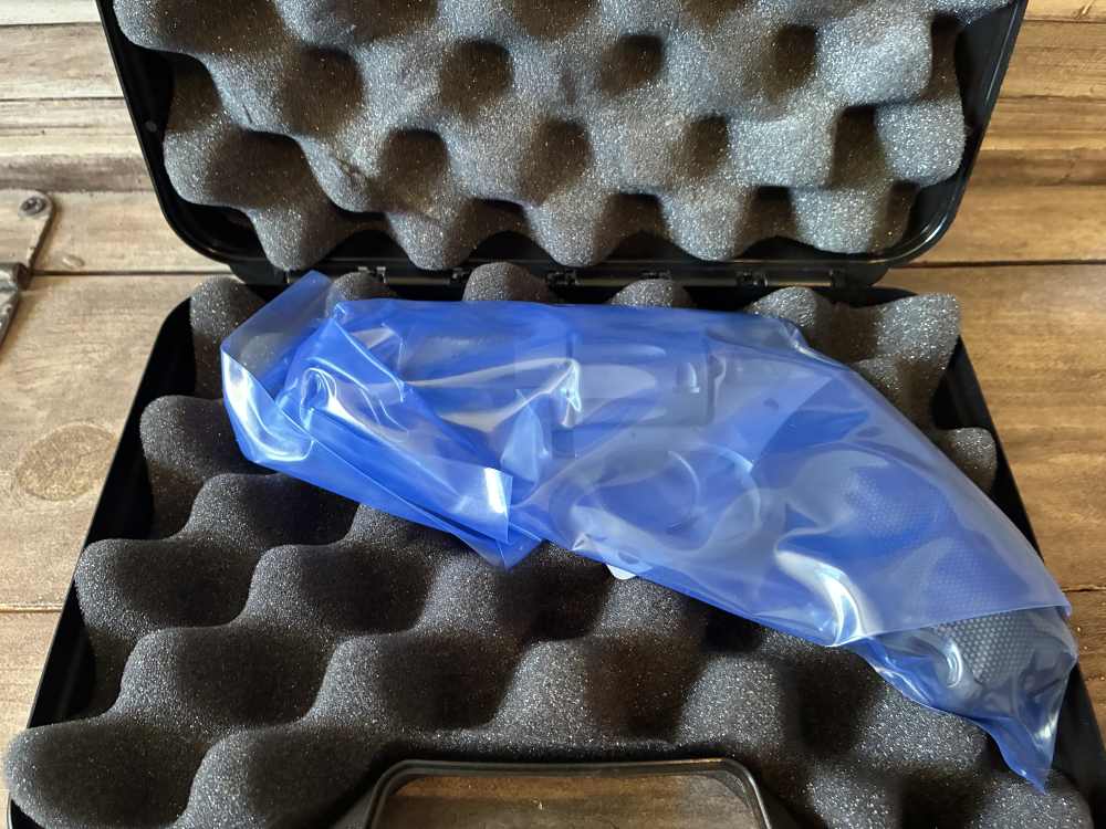 NIB Charter Arms Undercoverette 32 H&R Mag 6 Shot In Stock-img-1