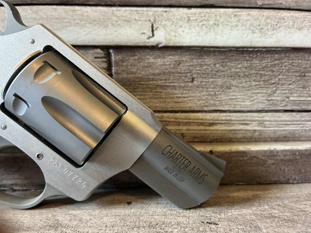 NIB Charter Arms Undercoverette 32 H&R Mag 6 Shot In Stock-img-4