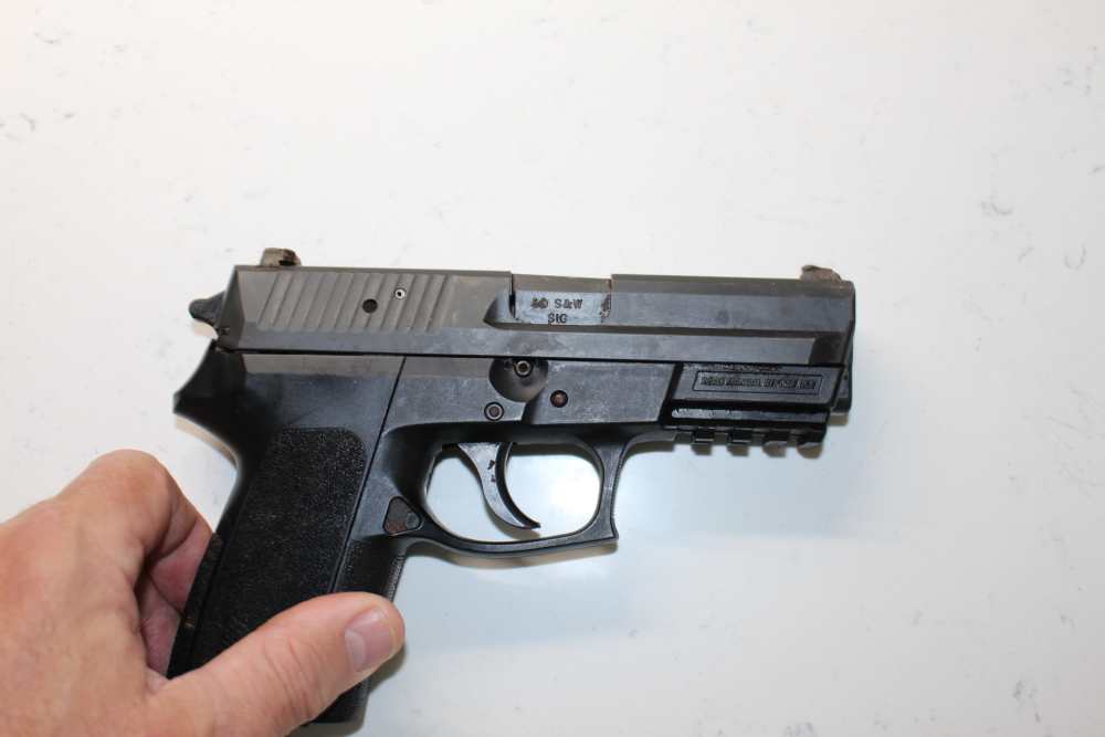 Sig Sauer SP2022 40 S&W  Gunsmith Special/Parts  No Reserve-img-3